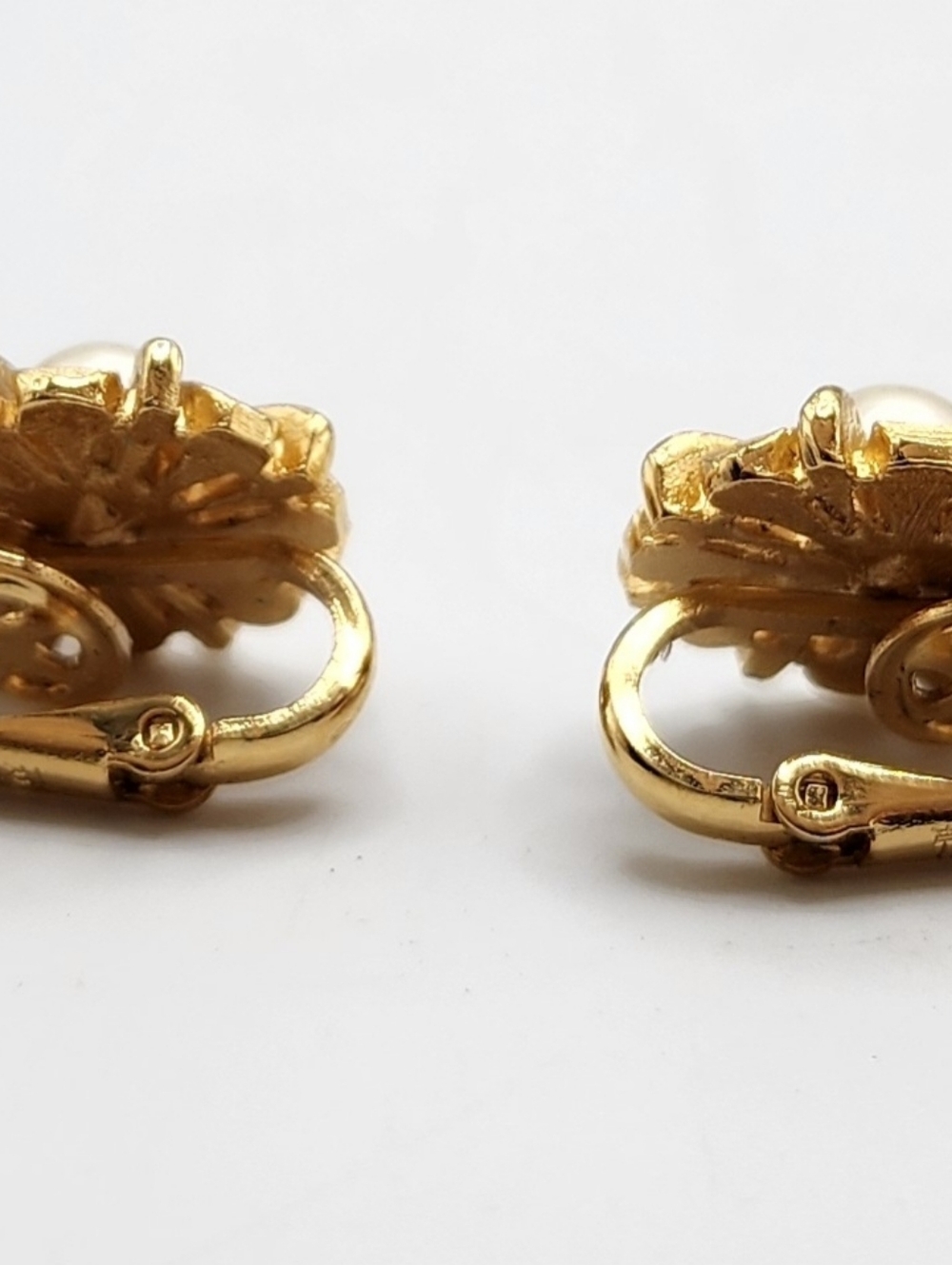 Crown TRIFARI goldtone flower & faux pearl center clip-on earrings - Picture 4 of 7
